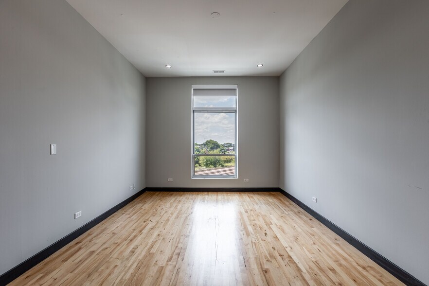 Building Photo - 2319 N Damen Ave