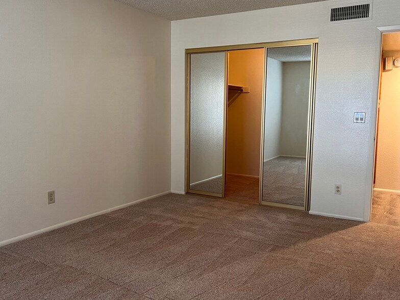 Building Photo - 700 E Mesquite Cir