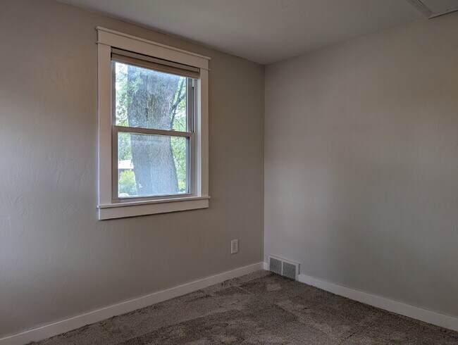 Building Photo - Beautiful 5 Bedroom 2 Bathroom Neenah Lake Home