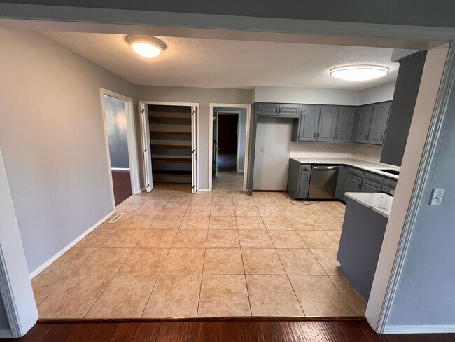 Building Photo - 3-Bed, 2-bath Luxury Southern Hills Designer Home!