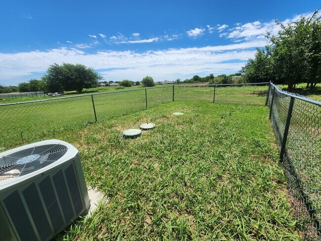 Building Photo - Charming 3 bedroom duplex in Weatherford