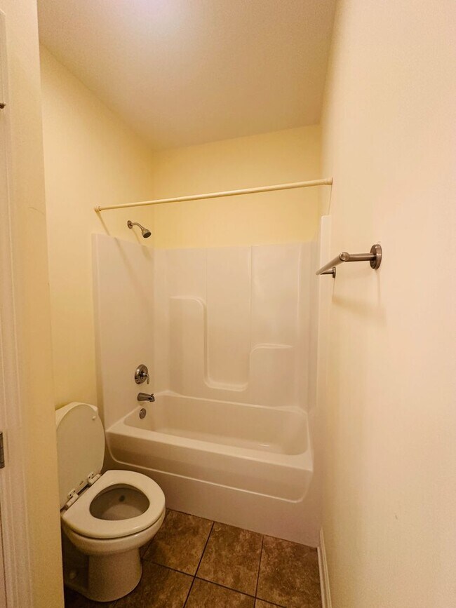 Building Photo - Sun-Drenched Corner Lot Condo – 2 Bedrooms + Office Near Middlebrook Pike