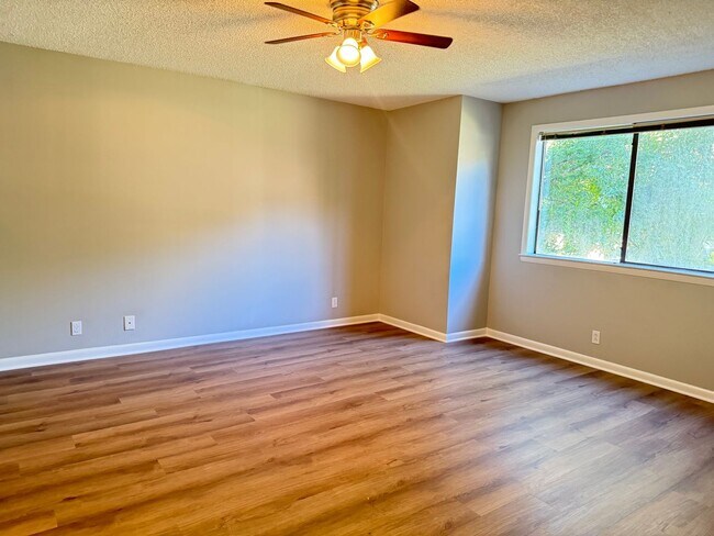 Building Photo - Bellevue!  2 Bedroom / 2 Bath House w/ Loft!  Renovated - Pet Friendly