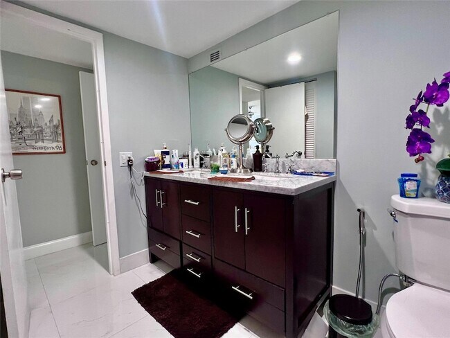 Building Photo - 2049 S Ocean Dr