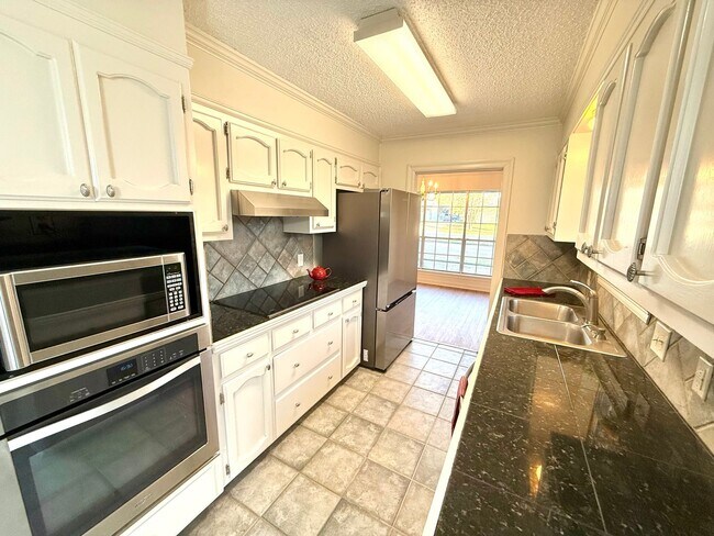 Building Photo - Spacious & Updated 3BR in Brookhollow – Fully Equipped