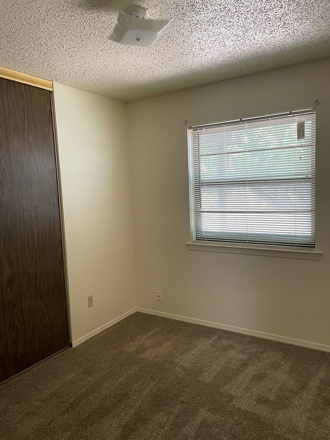 Building Photo - Move in ready!