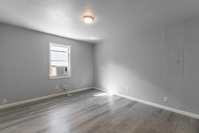 Building Photo - 1812 E 13th St