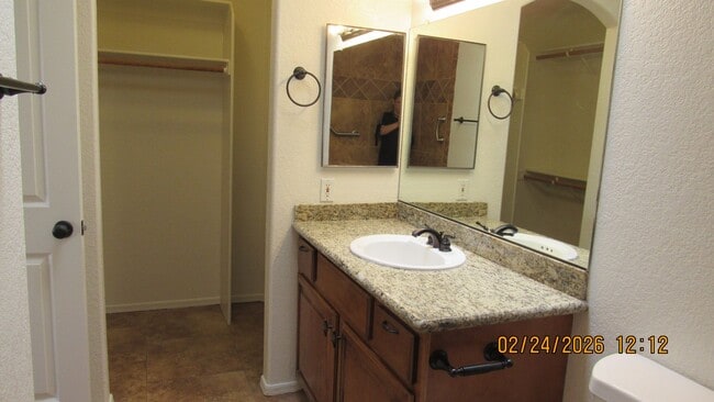 Building Photo - 3 Bedroom 2 bathroom 2 car garage