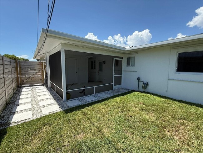 Building Photo - 407 Riverside Dr
