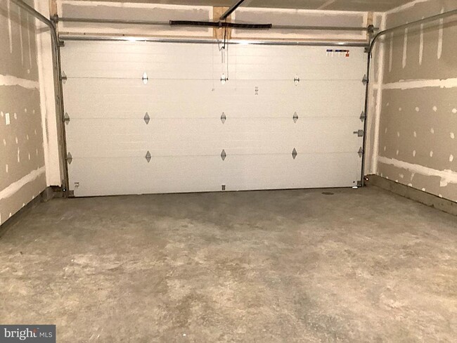Building Photo - 10590 Red Oak St