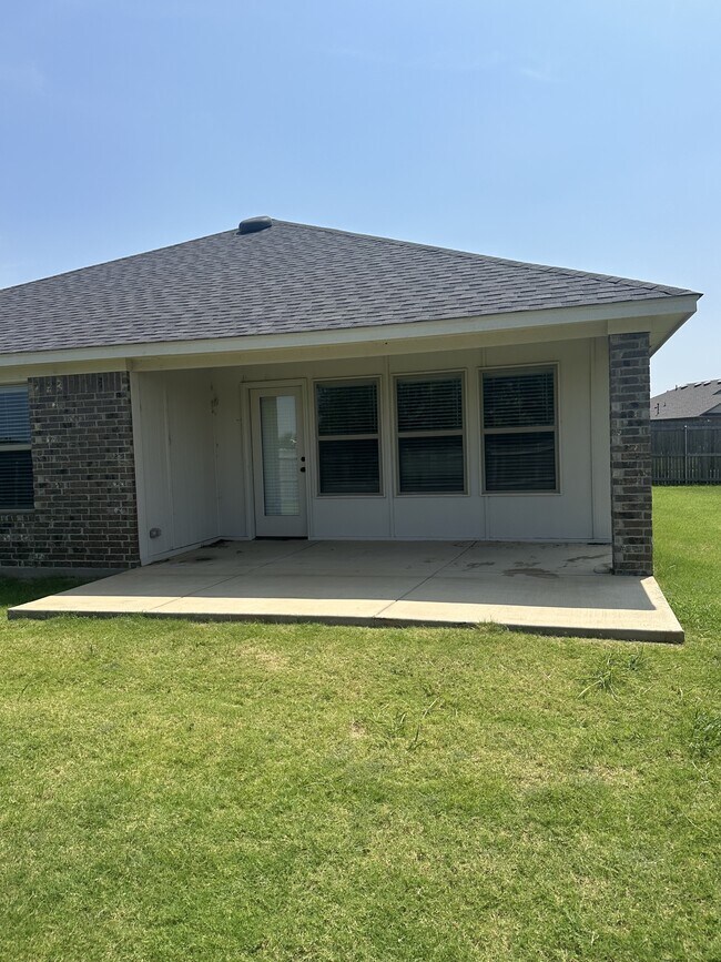 Building Photo - 2229 Roca Dr