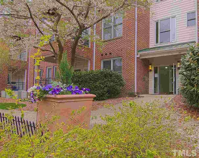 Primary Photo - 720 N Person St