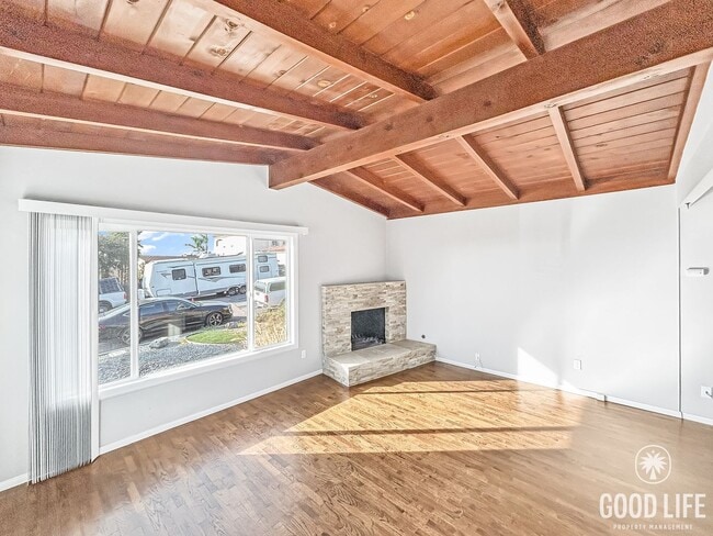 Building Photo - Beautiful 2BD/1BA W/ Large Backyard and Re...