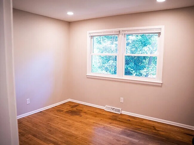 Building Photo - 914 Edison Rd