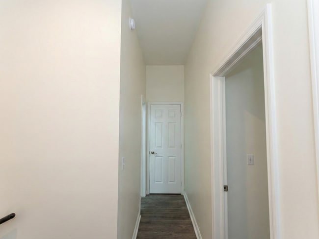 Building Photo - 235 King St