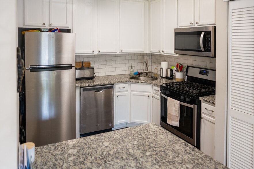 Building Photo - 4402 Vesper Cir