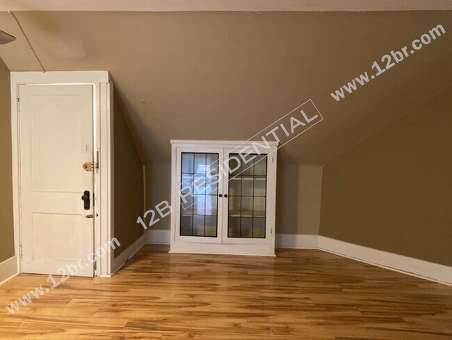 Building Photo - 2-Bedroom 3rd Story Unit in Toledo's Histo...