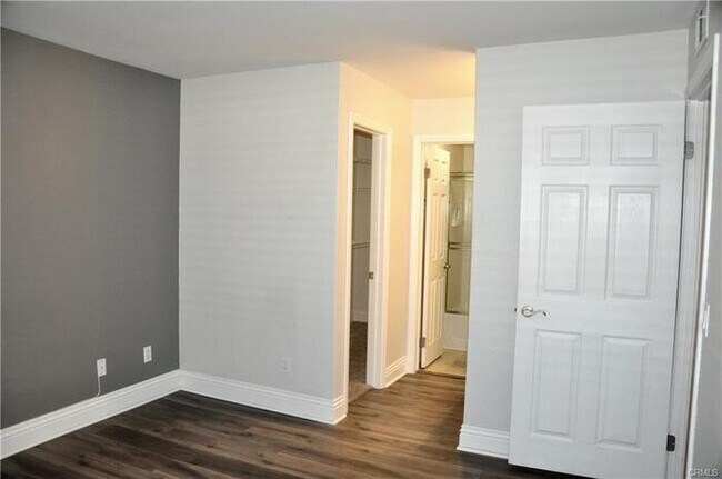 Building Photo - 2400 Del Mar Way