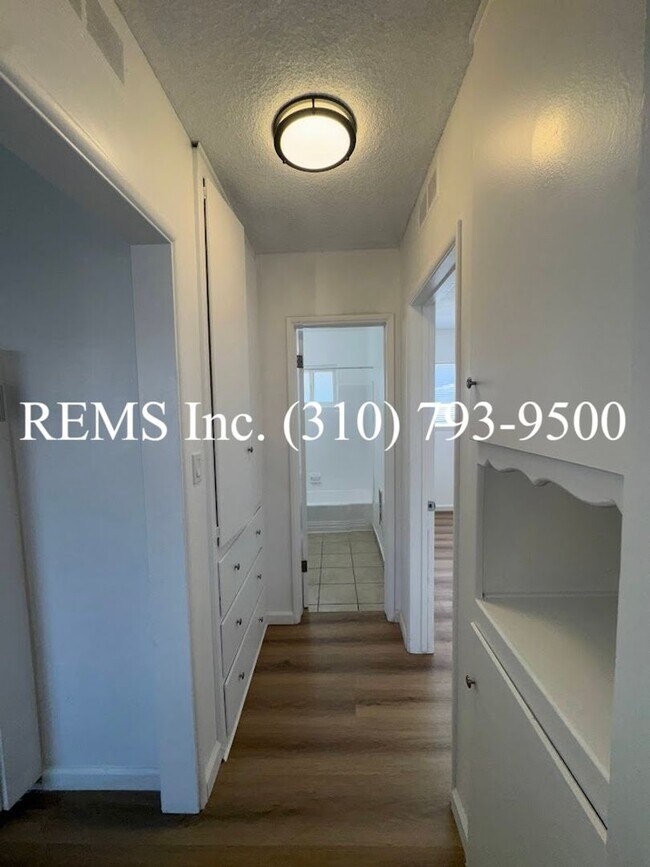 Building Photo - Refurbished Unit with a 1 Car Garage and L...