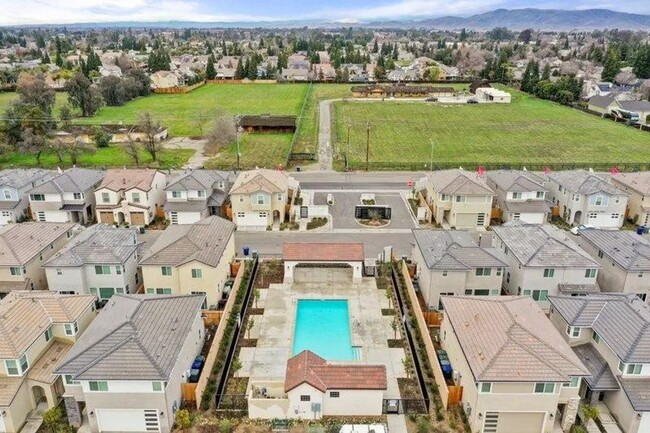 Building Photo - 736 N Bliss Ln