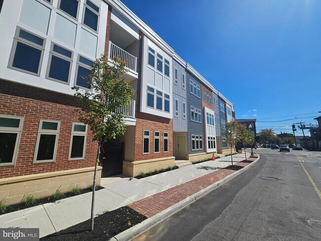 Building Photo - 200 Hamilton Ave