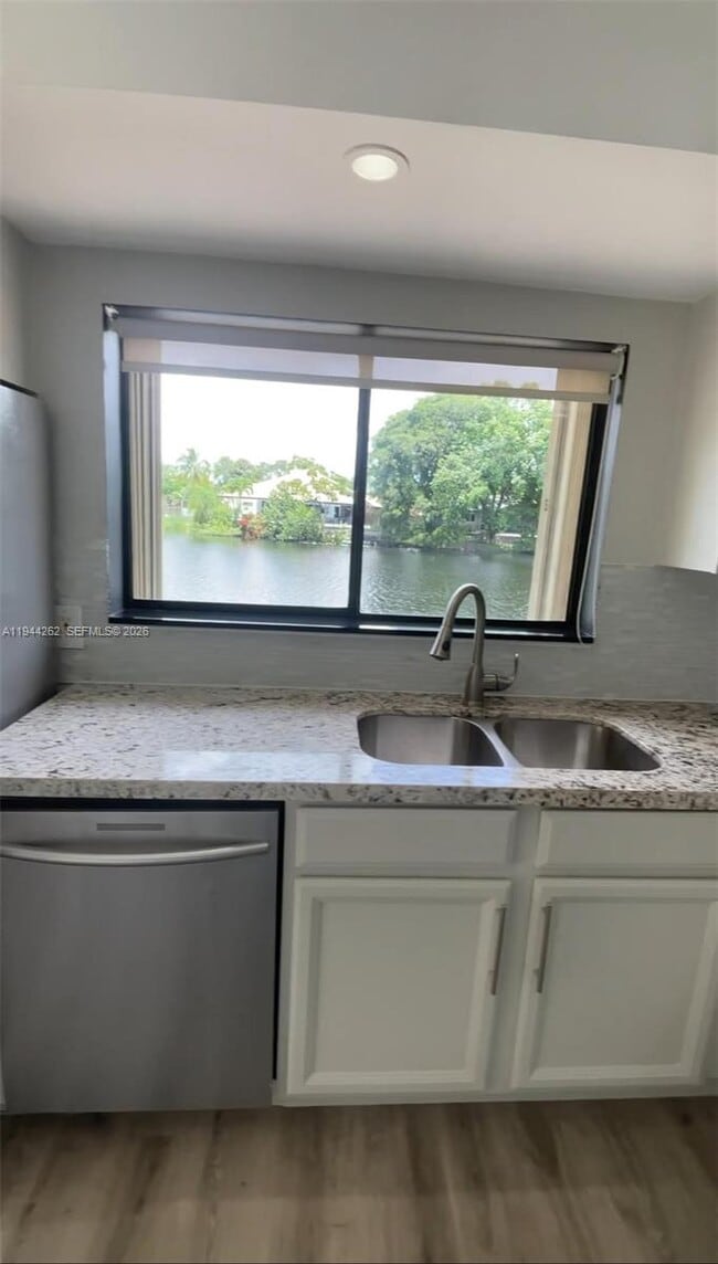 Building Photo - 242 Wimbledon Lakes Dr