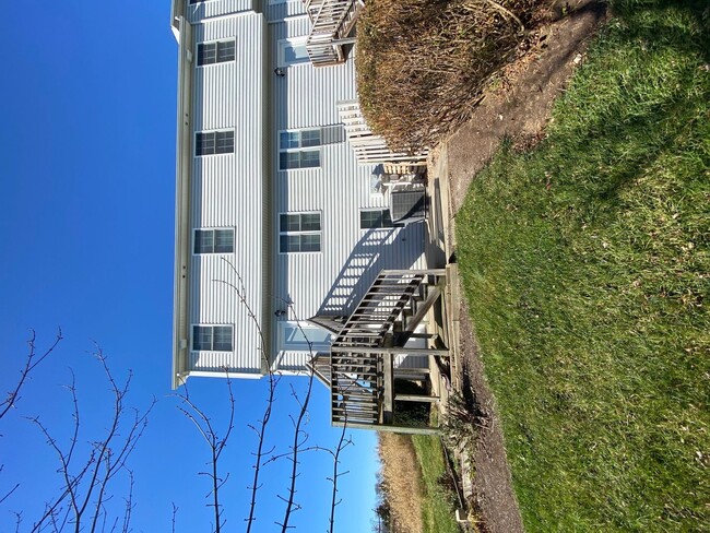 Building Photo - Spacious End Unit Townhouse with 2 Maste Suites 1920 Square Feet