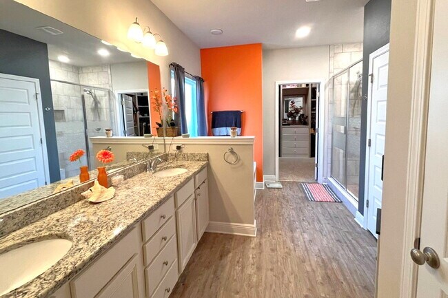 Building Photo - Beautiful 5 Bedroom Home with Pool in Holl...