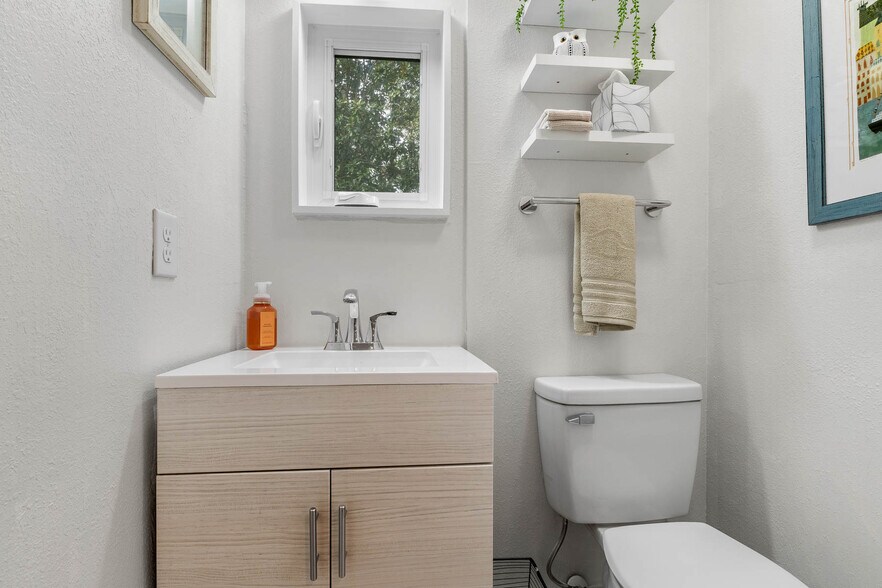 Building Photo - 228 E Harding St