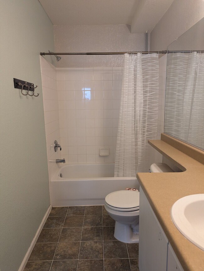 Building Photo - Gorgeous Denver Home - Real Granite Counte...