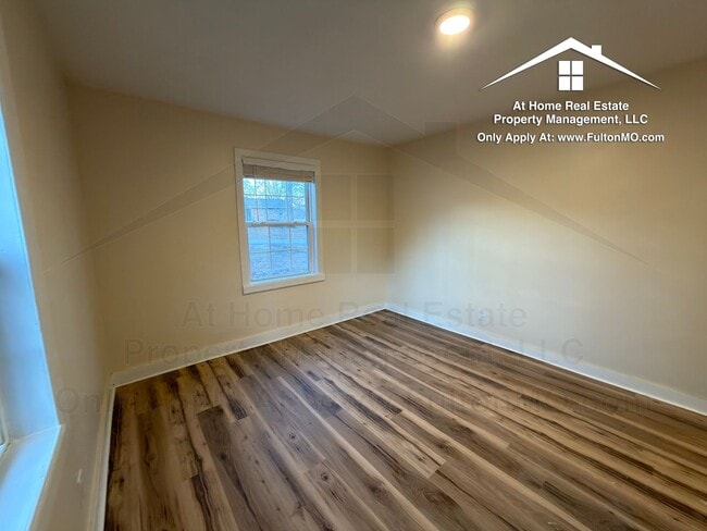 Building Photo - 703 W 7th St