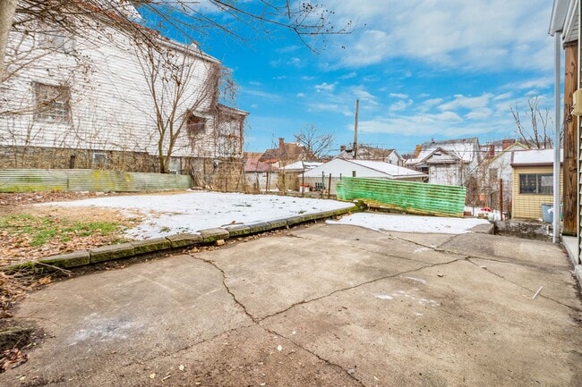 Building Photo - Stunning 4 bedroom in McKees Rocks availab...