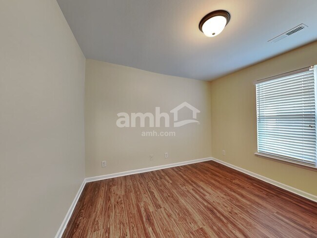 Building Photo - 3005 Quail Oaks Dr