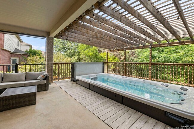 Building Photo - Charming Home Awaits: Spacious & Modern Li...
