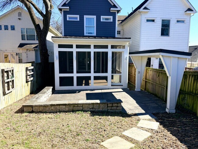 Building Photo - WALK TO 8TH AVE AND 12 SOUTH!  Beautiful 3/2.5 home with garage on 10th Ave S