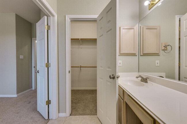 Building Photo - 2100 Pipers Field Dr