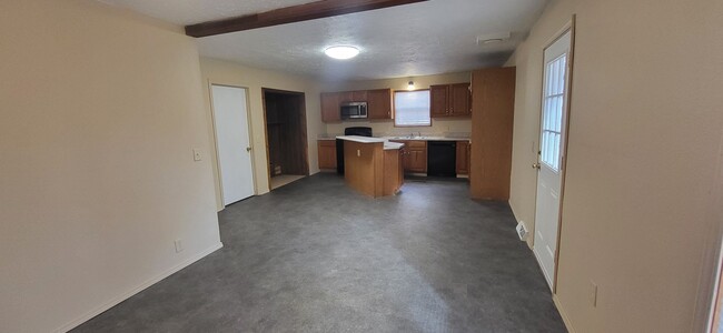 Building Photo - Cozy & Spacious 3 bedroom Home for Rent! $925