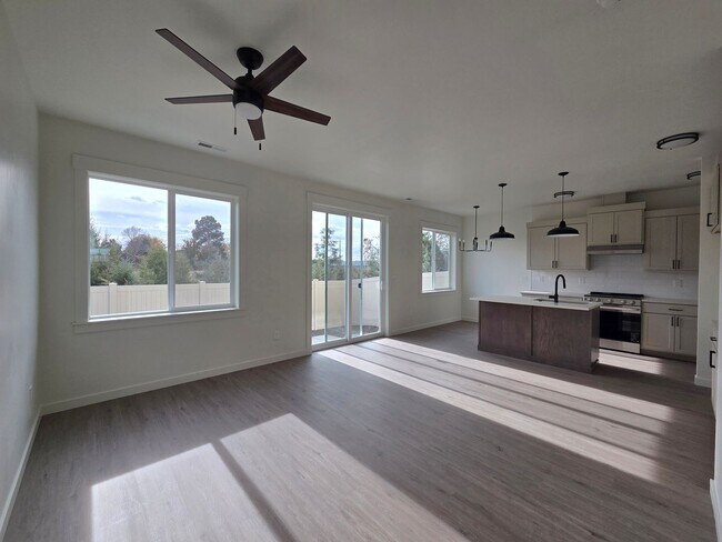 Building Photo - Modern New-Build Duplex in Payette