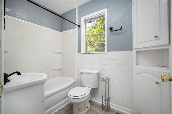 Building Photo - 531 N Fern St