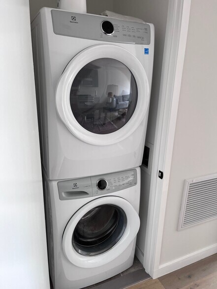 Building Photo - 1390 Putnam Ave