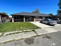 Building Photo - Great looking duplex, plenty of room, and ...