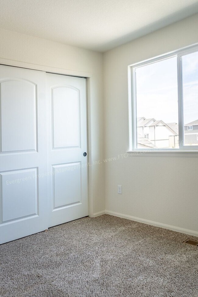 Building Photo - Gorgeous 4-Bed, 2.5 Bath Home in Windsor!