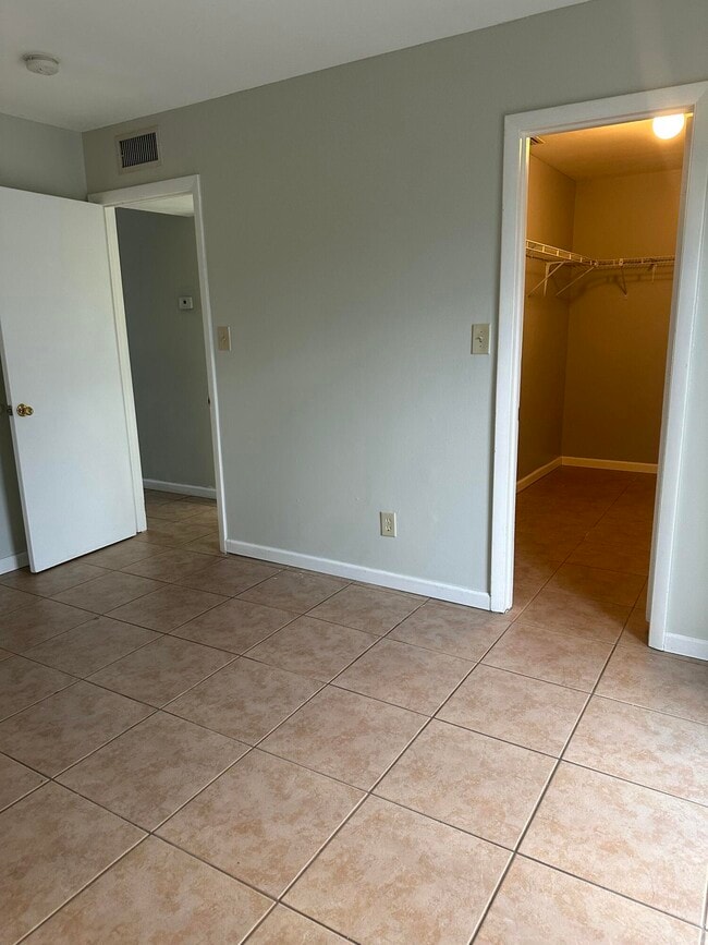 Building Photo - 2733 NE 1st Terrace