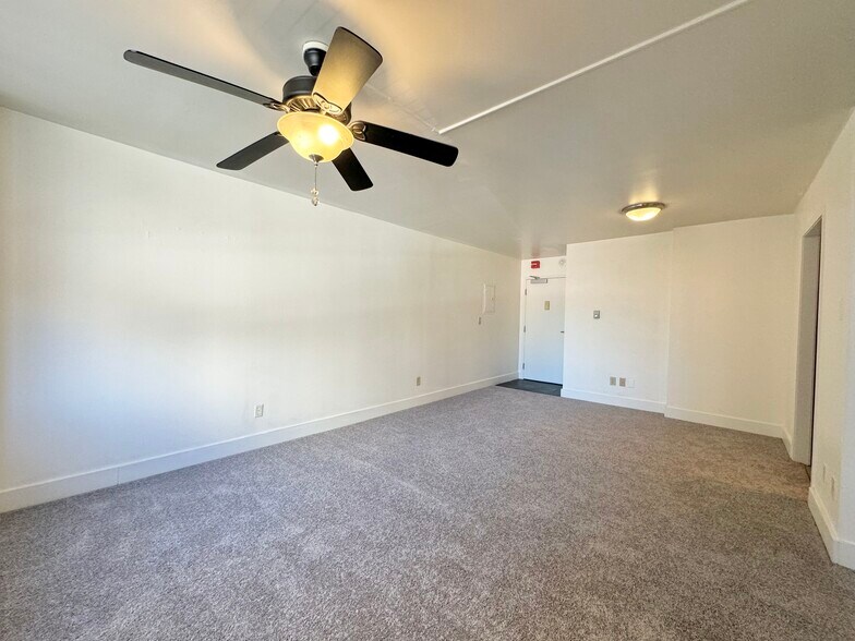 Building Photo - 600 E 8th St