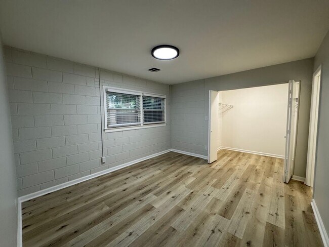 Building Photo - 2205 Hathaway Dr