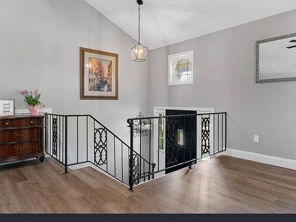 Building Photo - 3704 Hilldale Dr NE