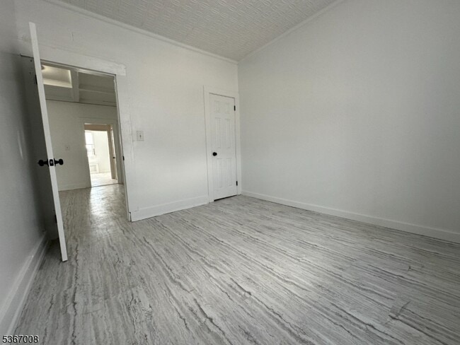 Building Photo - 526 Valley Brook Ave