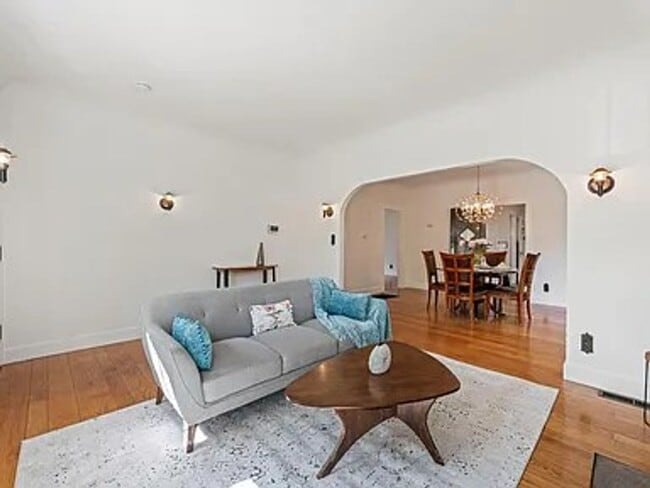 Building Photo - Beautiful vintage home