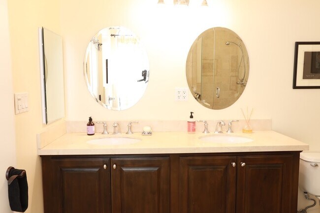 master dual vanity - 5037 Rosewood Ave