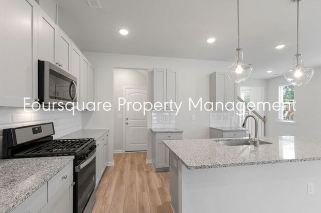 Building Photo - Bright 3-Bed 2.5-Bath End-Unit Townhome with Washer/ Dryer, Granite Kitchen & 2-Car Garage.Conven...